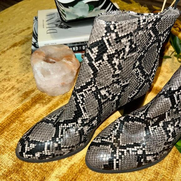 Old-navy Women's Silver and Grey Boots - Picture 4 of 8